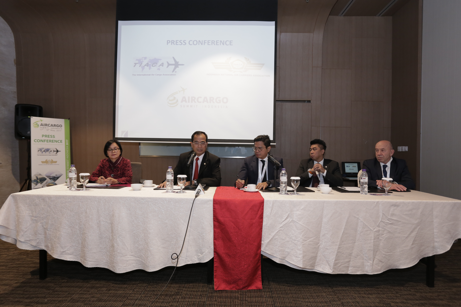 Pictured, from left to right, are Maria Kristi Endah Murni, Director of Air Transport, DGCA, Ministry of Air Transportation Indonesia; His Excellency Mr. Budi Karya Sumadi, Minister of Transportation, Indonesia; Pahala Nugraha Mansury, Chairman, INACA, President and Chief Executive Officer (CEO) Garuda; Boyke Soebroto, Chairman of Cargo Flights, INACA, and President and Chief Executive Officer of Cardig Air; and Vladimir Zubkov, Secretary General, TIACA.