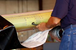 Just prior to installation, connect the air/vacuum supply to the deicer; apply vacuum while installing deicer. Just prior to installation, connect the air/vacuum supply to the deicer; apply vacuum while installing deicer.