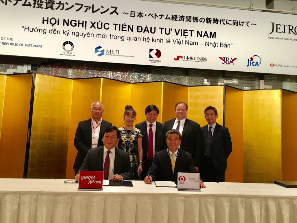 Vietjet President CEO Nguyen Thi Phuong Thao and members of Management Boards of both companies witnessed the signing of the strategic agreement worth USD348 million in Tokyo 593566621a960