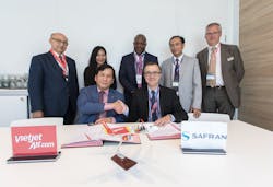 Vietjet Vice President Dinh Viet Phuong and Safran Vice President of Services MRO Fran ois Planaud at the signing 594be948dee1e