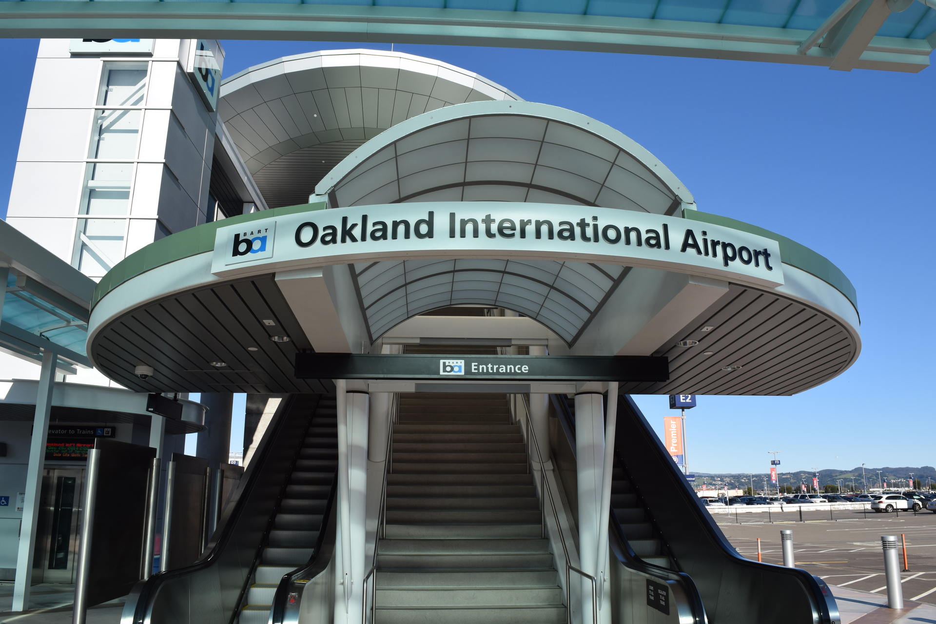 Entrance To Oakland Airport Bart Station Bart To Oak Tram 59a81cf754ab5