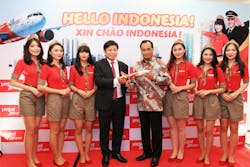 Budi Karya Sumadi Minister of Transportation receives souvenir gift from Nguyen Thanh Hung Vice chairman of Vietjet at the HCMC Jakarta route announcement ceremony.