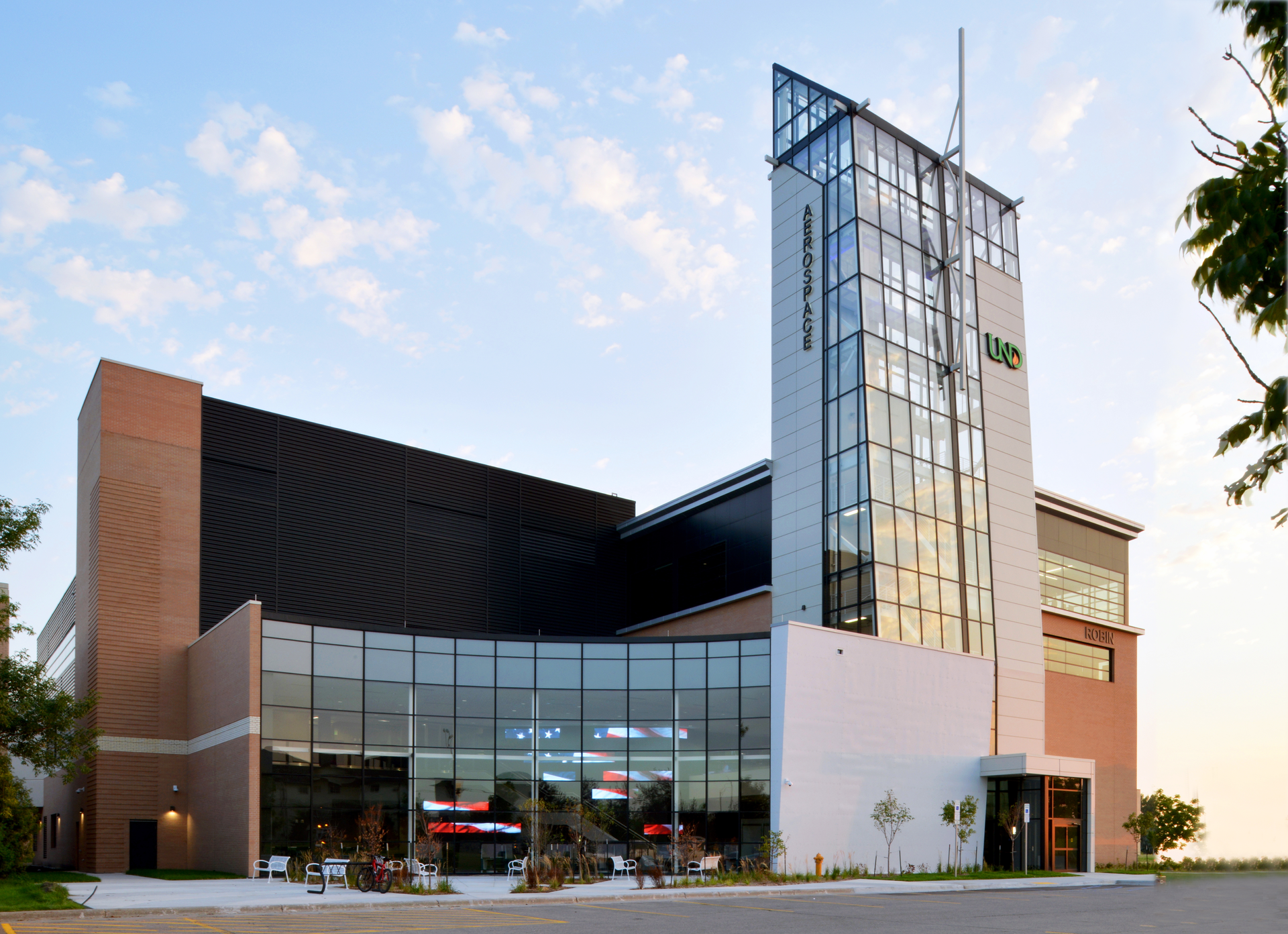 UND RobinHall RobbSiverson0576 59b7e5149477b