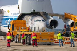 Unloadingthe Boeing737photo1 59d784eea9836 Unloadingthe Boeing737photo1 59d784eea9836