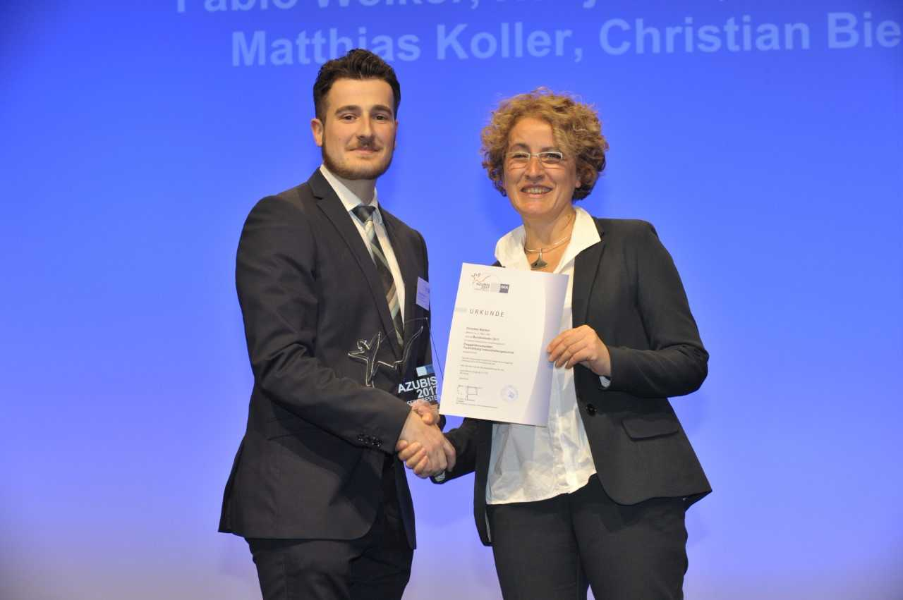 National award ceremony for the best apprentices in 2017: Christian Bierlein, aircraft mechanic and Heike Kummer, Chairwoman of the DIHK Education Council .