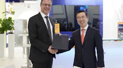 Dr. Johannes Bussmann, Chairman of Executive Board Lufthansa Technik AG, and Mr. Noh Sang Woo, Senior Vice President Procurement Asiana Airlines