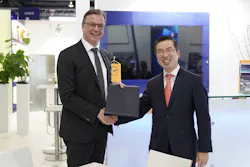 Dr. Johannes Bussmann, Chairman of Executive Board Lufthansa Technik AG, and Mr. Noh Sang Woo, Senior Vice President Procurement Asiana Airlines