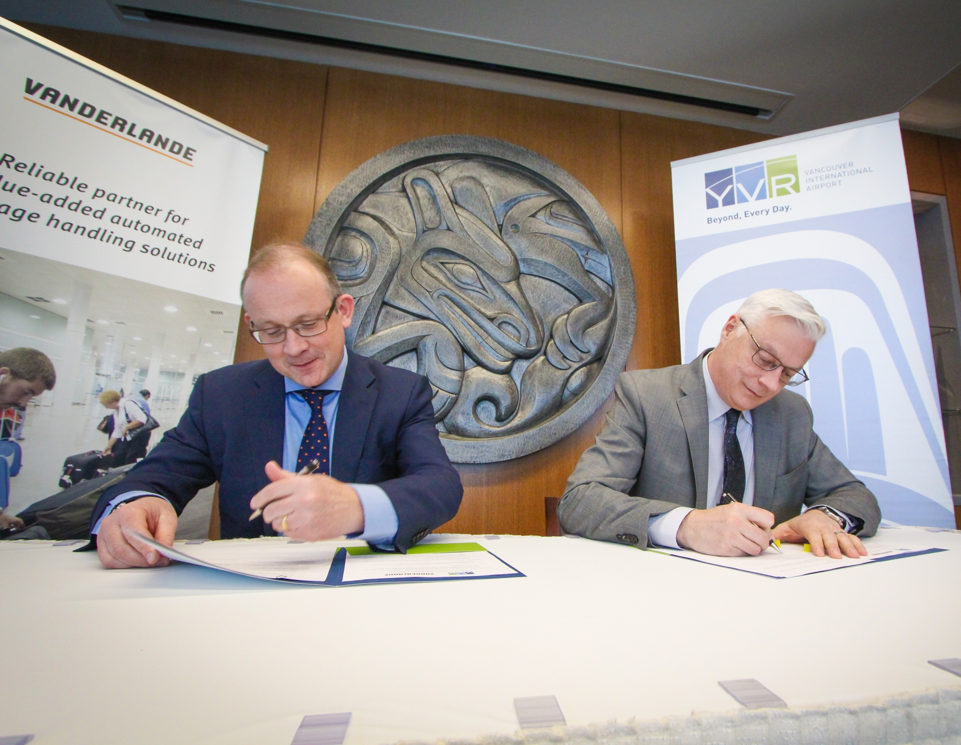 Andrew Manship, left, and Craig Richmond, right, signing a Strategic Baggage Cooperative Agreement.