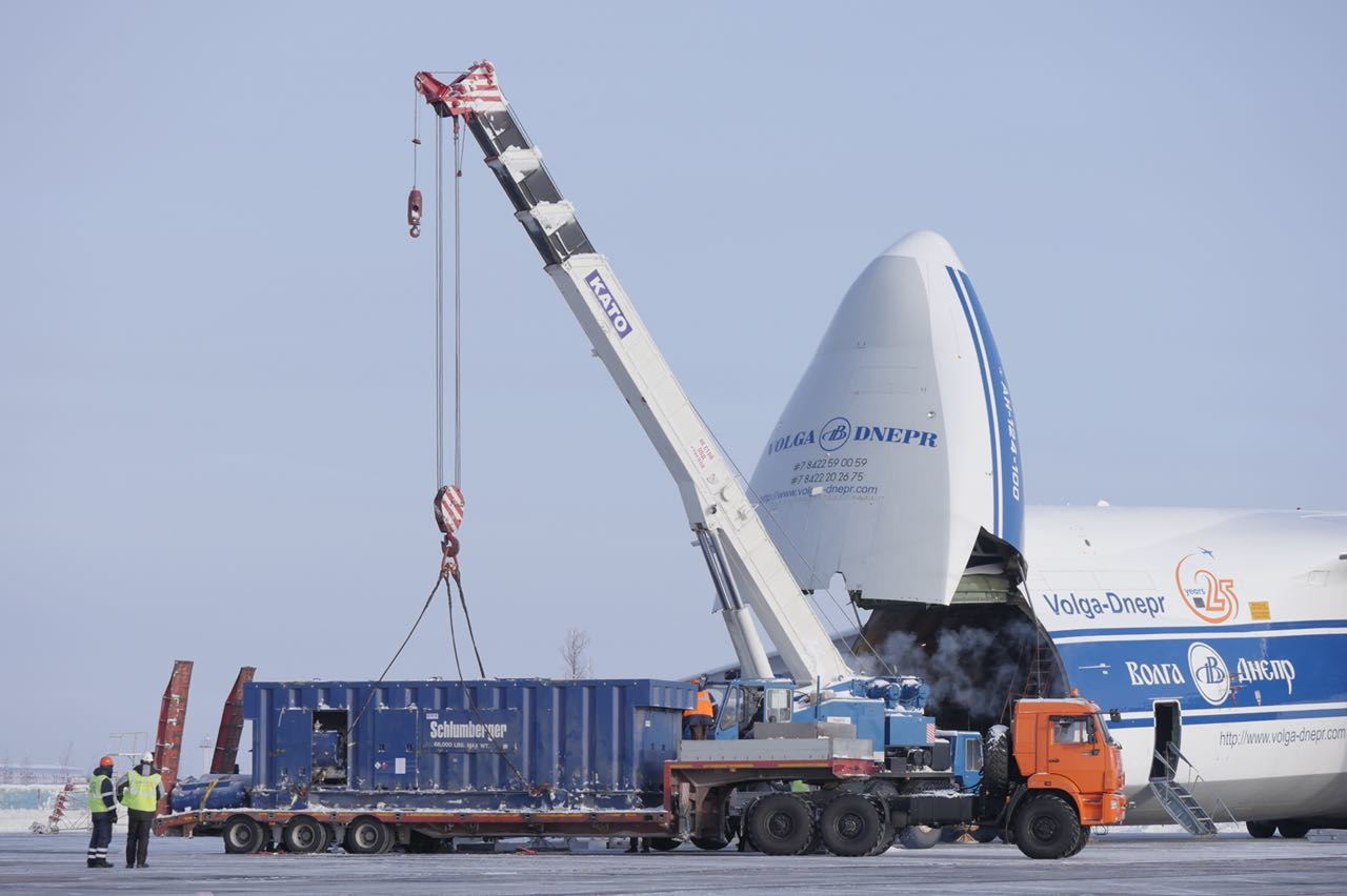 Loading the cargo into Volga Dneprs An124-100.