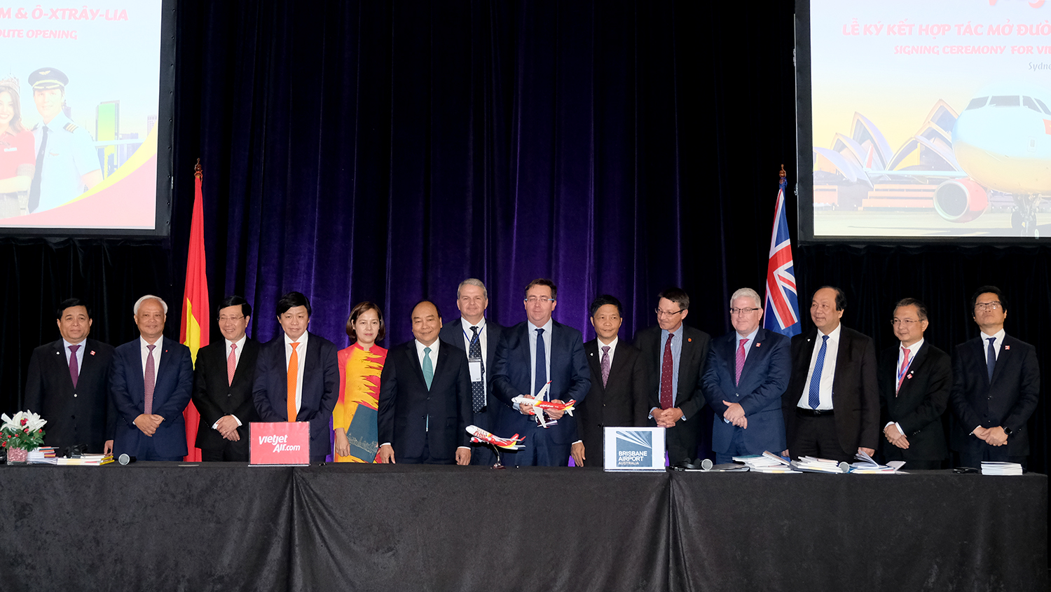 Vietnam Prime Minister Nguyen Xuan Phuc and senior leaders of Vietnam and Australia witness the signing ceremony.