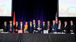 Vietnam Prime Minister Nguyen Xuan Phuc and senior leaders of Vietnam and Australia witness the signing ceremony.