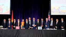 Vietnam Prime Minister Nguyen Xuan Phuc and senior leaders of Vietnam and Australia witness the signing ceremony. Vietnam Prime Minister Nguyen Xuan Phuc and senior leaders of Vietnam and Australia witness the signing ceremony.