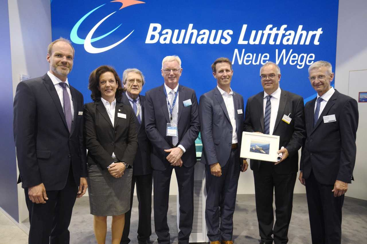 Prof. Dr. Mirko Hornung (Executive Board, Bauhaus Luftfahrt, 5th from left), Insa Ottensmann (Executive Board, Bauhaus Luftfahrt, 2nd from left), Axel Flaig (Advisory Board, Airbus, 4th from left), Prof. Dr. Rudolf F. Schwarz (Advisory Board, IABG, 3rd from left), Josef Gropper (Advisory Board, Liebherr, 7th from left), and Lars Wagner (Advisory Board, MTU Aero Engines, 1st from left) with outgoing Chairman Dr. Rainer Martens (6th from left).