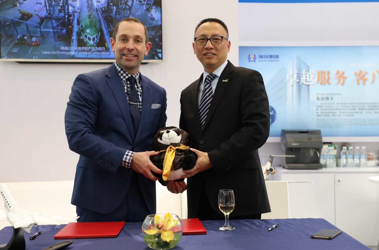 Paul Desgrosseilliers, General Manager of ExecuJet Haite, signed the agreement with Wang Wei, the Executive Vice President of BAA.