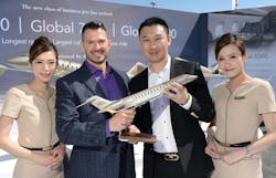 David Coleal, President, Bombardier Business Aircraft (middle left) and Zhang Yijia, President, HK Bellawings (middle right), announce Letter of Intent for up to 18 Global aircraft.