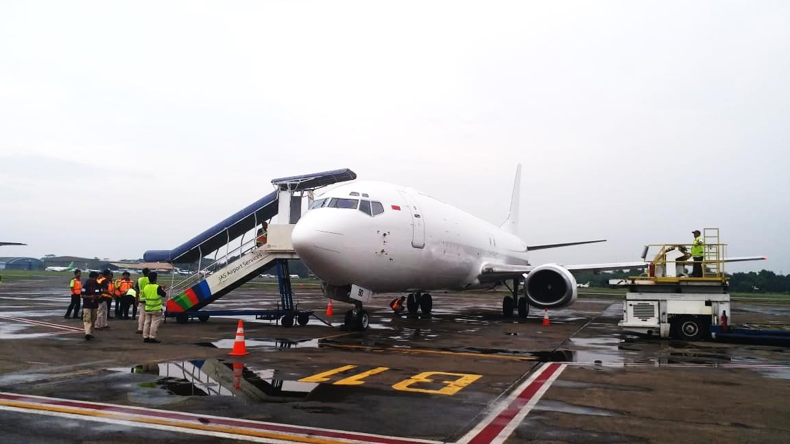 Boeing 737 400F image 5b17e35996540