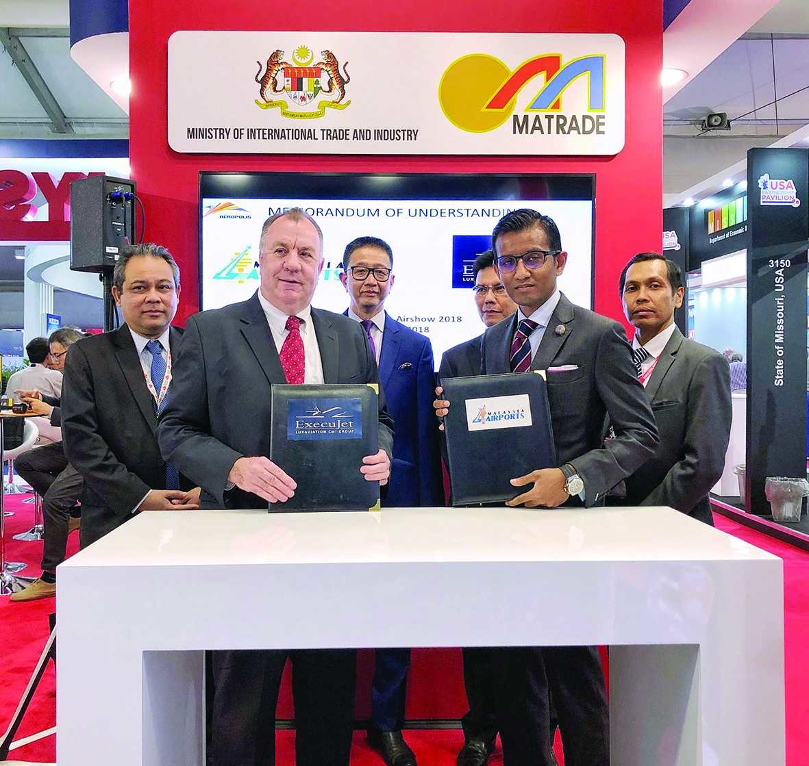 Front row: Graeme Duckworth, Executive Vice President MRO Services, Luxaviation Group, and Azil Mohamed, Chief Strategy Officer of Malaysian Airports. Back row: YBrs. Ir Dr Mohd Shahreen Zainooreen Madros, Chief Executive Officer, MATRAD; Dato' Azman Mahmud, Chief Executive Officer, MIDA; Shamsul Kamar Abu Samah, Head of NAICO; and Dato' Teng Chang Khim, Senior Executive Councillor of the State of Selangor.