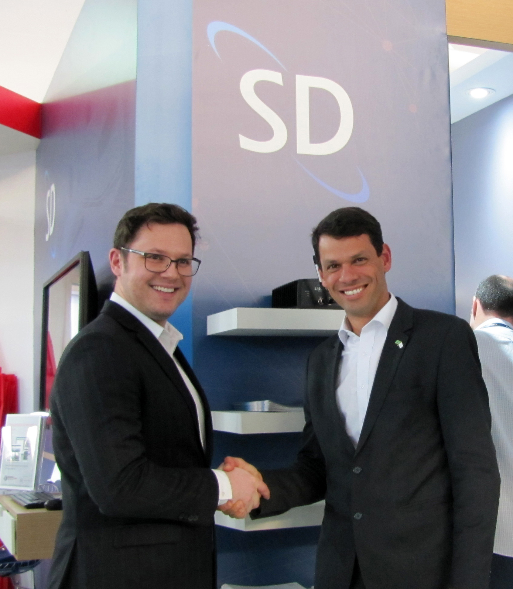 Ewerton Libanio, Managing Director of SD Brazil, and Jo&atilde;o Vernini Filho Sales and Marketing Director of Avionics Services celebrating the new agreement.
