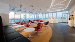 The spacious, two-level lounge facility, with more than 1,700 square meters of floor space, has comfortable seating for around 200 people in pleasant working and resting areas.