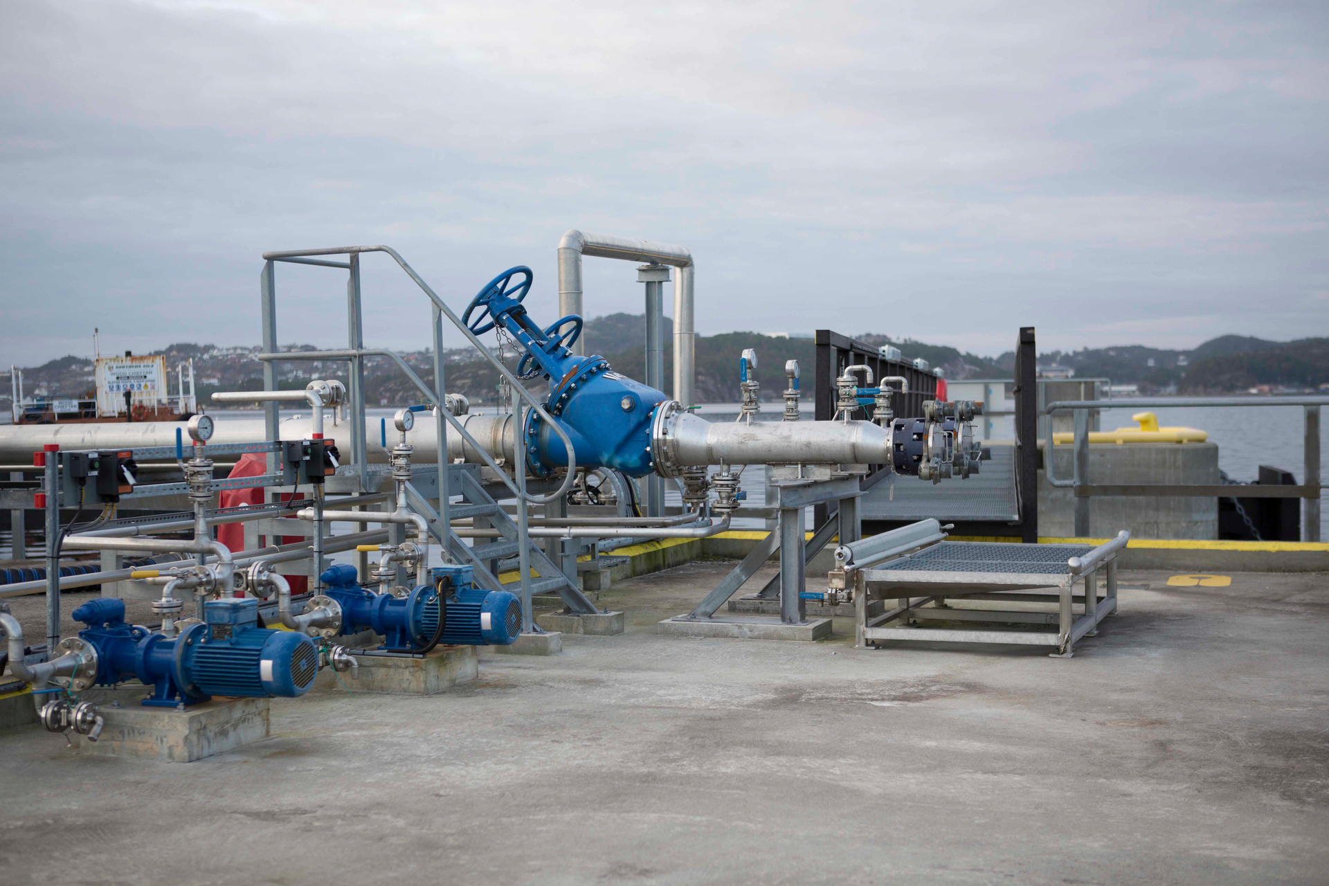 The project involved rebuilding three fuel tanks, building a new jetty, the integration of two fuel systems to optimize storage, improvements to on-site safety mechanisms and control system enhancements.