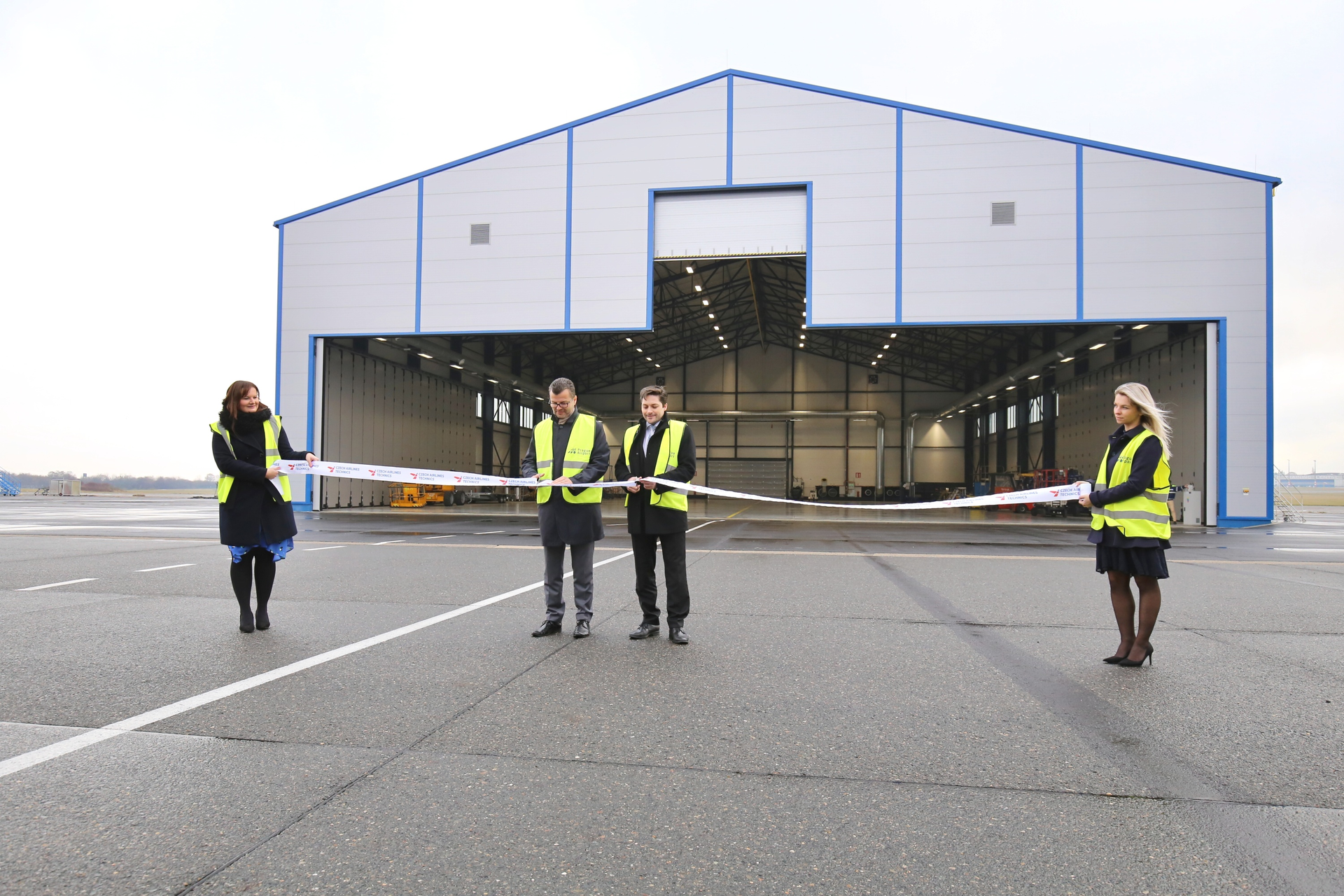 Csat Opening Hangar S 5bf4260a1e52b