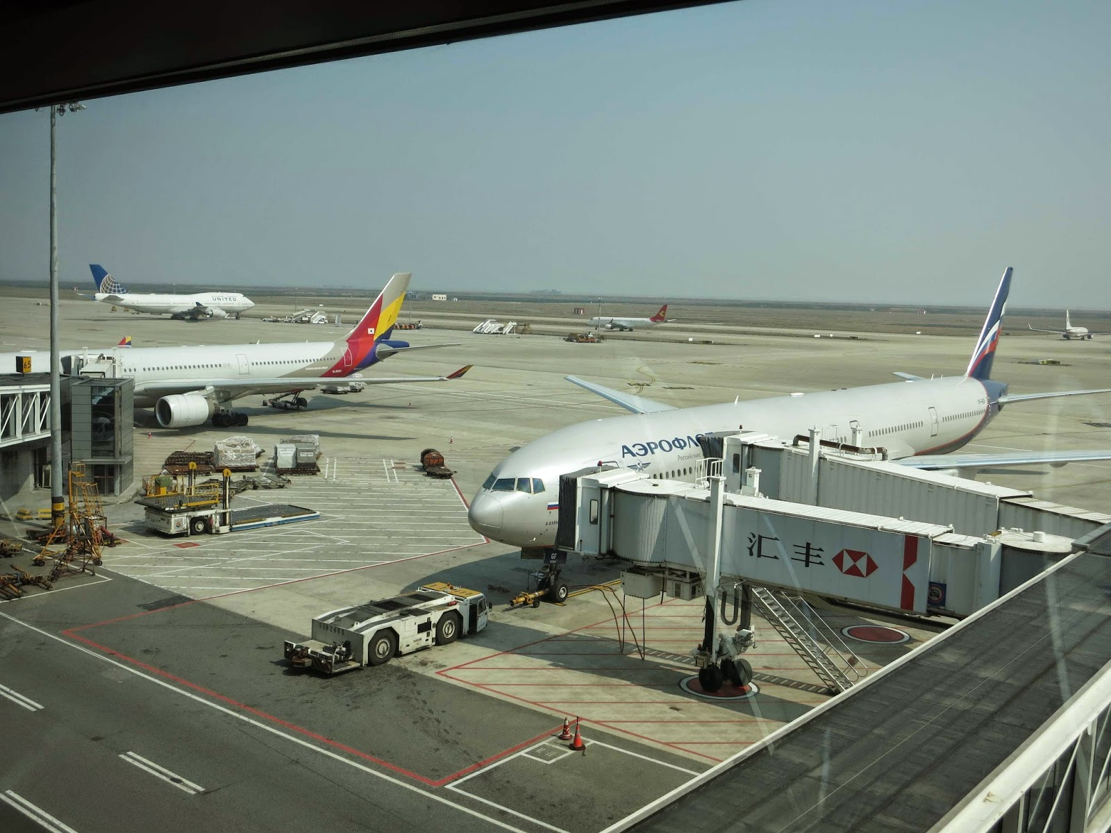 Ground Handling Servicing Of Russia S Aeroflot Aircraft In The Shanghai International Airport 5bfc4bef0a3d7