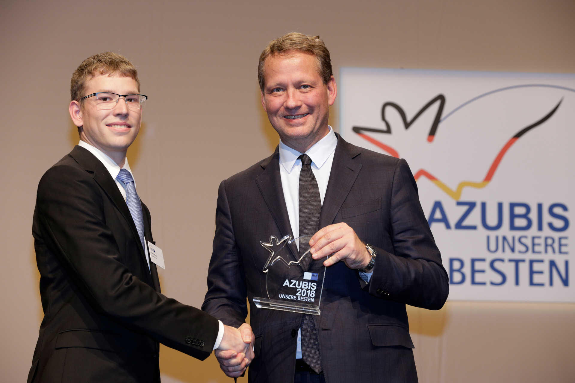 Frank Hofmann, aircraft electronics technician, and Eric Schweitzer, DIHK President