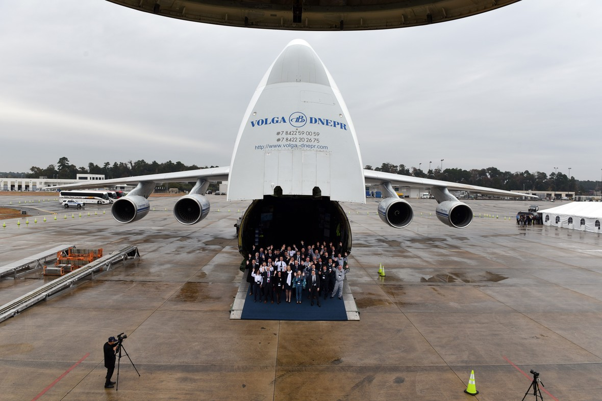 housotn cargo 5c0e878f3b5e4