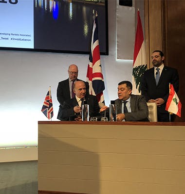 Rolls-Royce Chairman Ian Davis (left seated) and MEA Chairman - Director General Mohamad El-Hout (right seated) sign the contract witnessed by Rt. Honourable Alistair Burt, UK Minister of State for International Development and Minister of State for the Middle East (left standing) and Prime Minister of Lebanon, His Excellency Mr Saad Hariri (right standing).