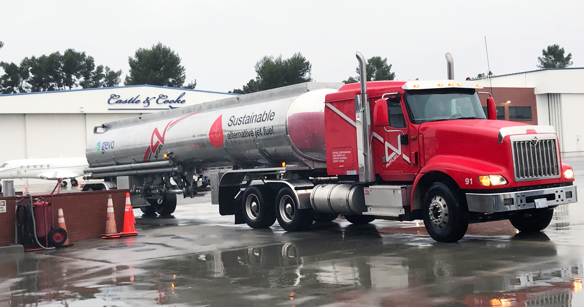 Photo 1 to Accompany AVFUEL SUPPLIES FIRST FULL LOAD OF SUSTAINABLE ALTERNATIVE JET FUEL FOR BUSINESS AVIATION AT VAN NUYS EVENT 5c41e95fe00ff