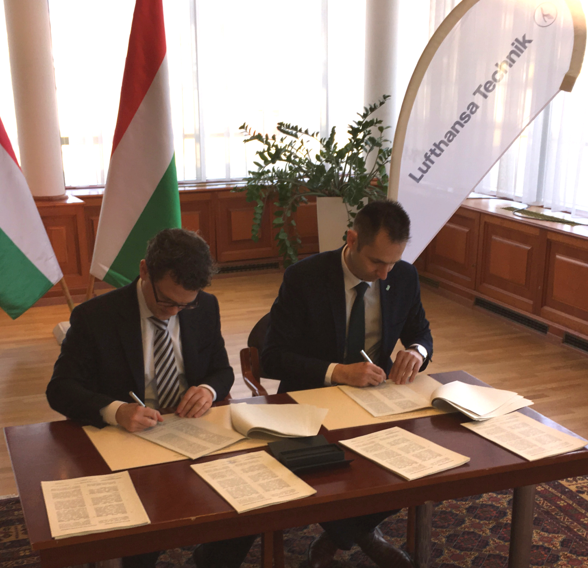 Signing Lufthansa Technik Miskolc Holding Plc 5c6eb5cc77ace