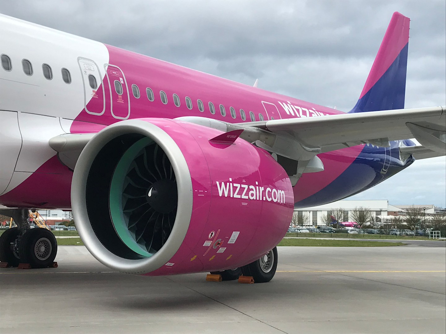 Wizz air авиакомпания сайт. Airbus a321neo Wizz Air. A321 Wizz Air. A321neo Wizz Air салон. Аэробус а321 Wizz Air.