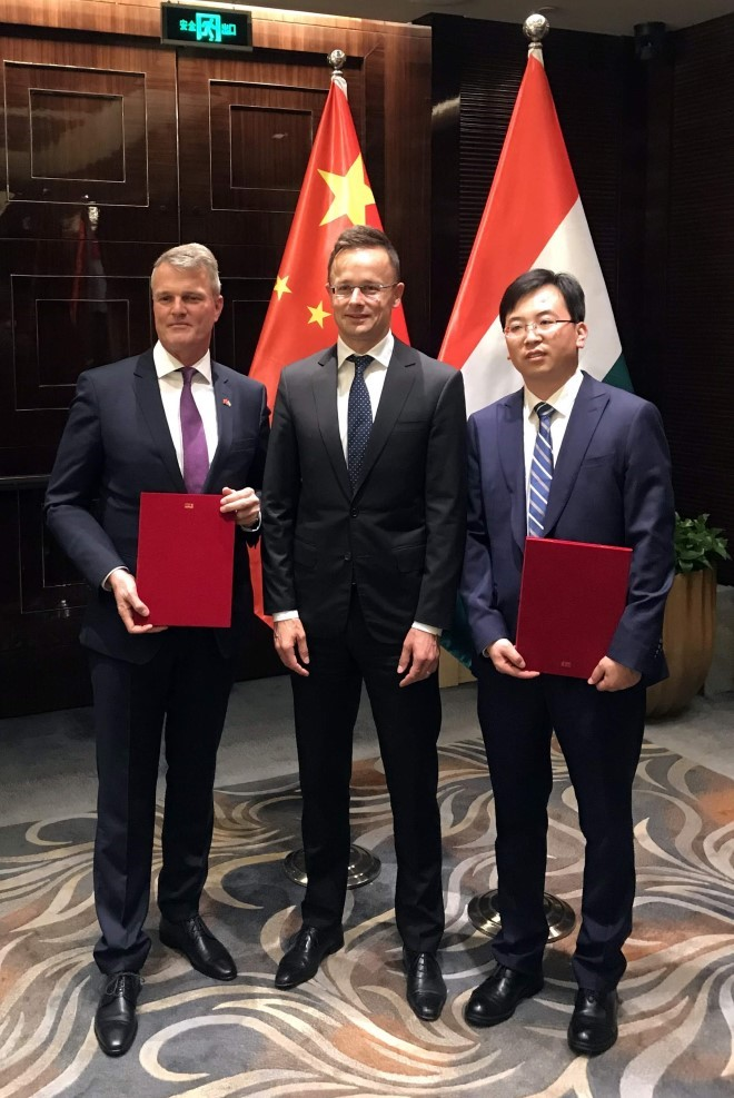 Budapest Airport has signed a Memorandum of Understanding (MoU) with Xi&rsquo;an Xianyang International Airport to strengthen aviation links between Hungary and China. From left to right, René Droese, Chief Property and Cargo Officer at Budapest Airport; Péter Szijjártó, Minister of Foreign Affairs and Trade for Hungary; and Wang Zhendong, Deputing Managing Director at Xi&rsquo;an Xianyang International Airport.