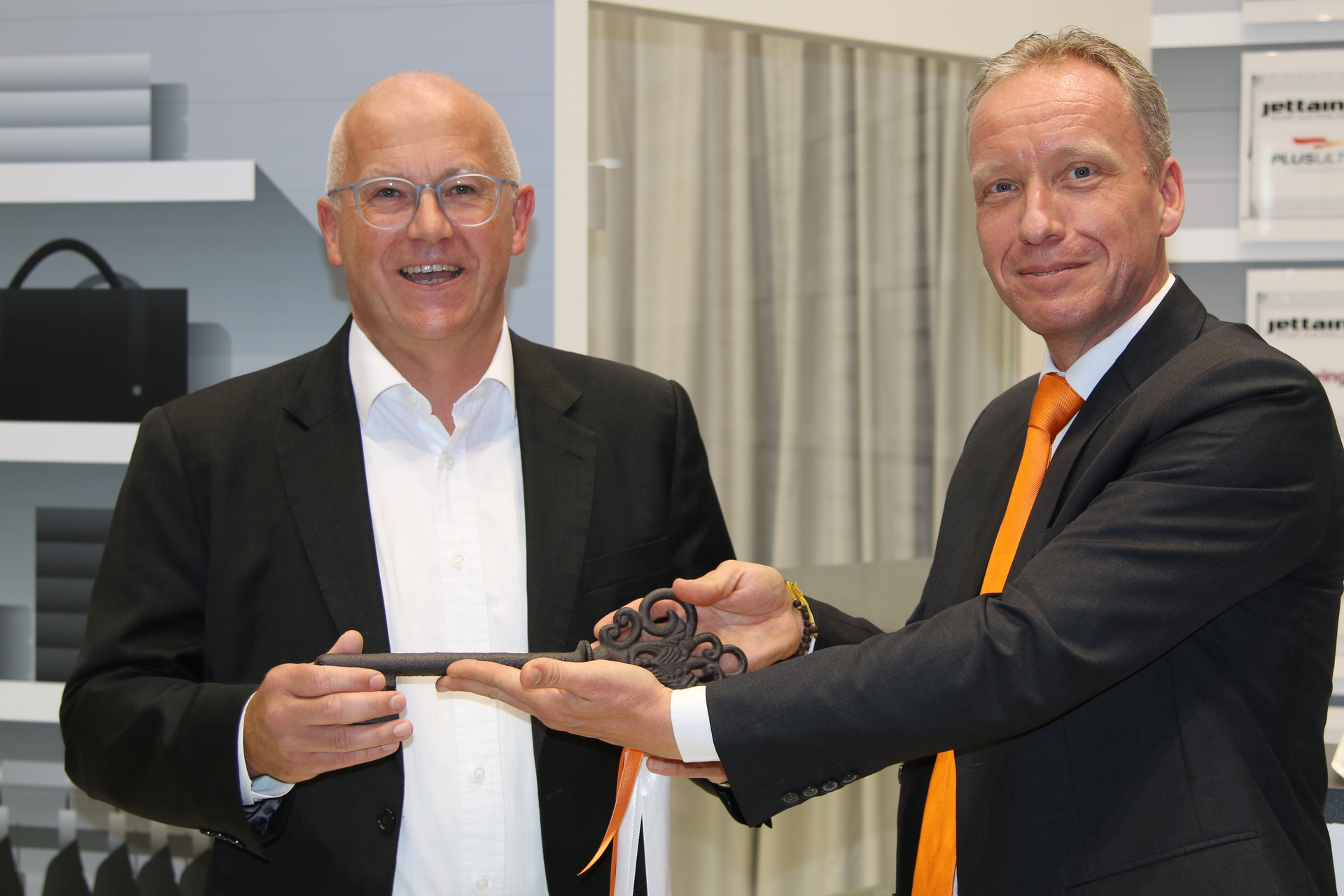 Carsten Hernig (right) at the symbolic key handover to Thomas Sonntag, his successor as Managing Director of Jettainer GmbH.