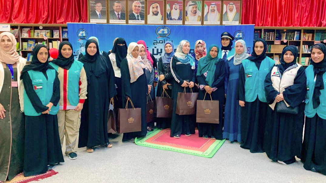 Etihad Airways Delegation Distributes Gifts To The Women At The Mrajeeb Al Fhood Camp
