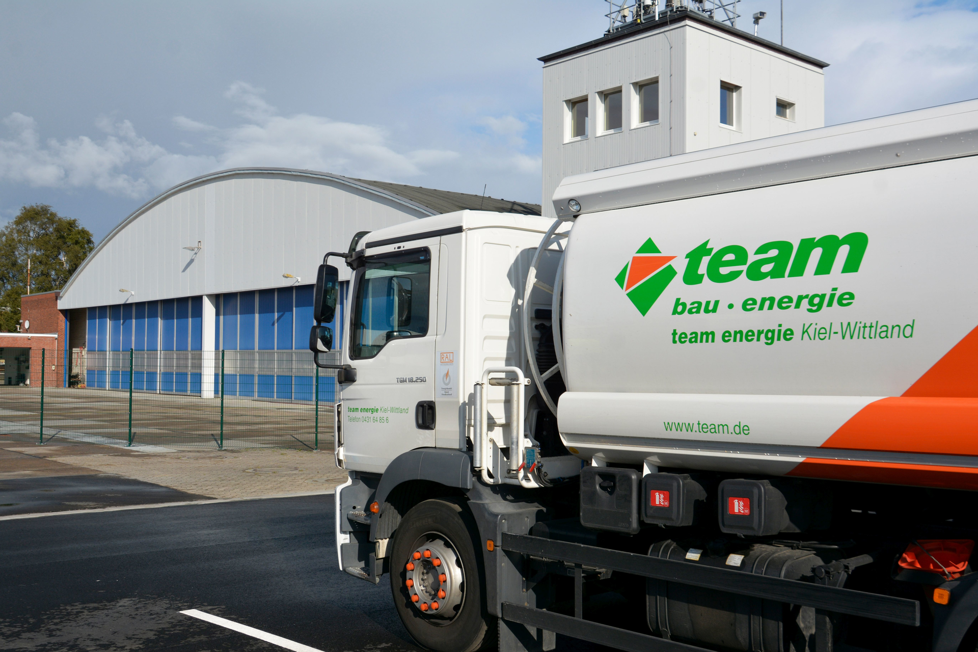 01 Team Energie Am Kieler Flughafen Foto Airport Of Kiel 5d6fc435dada0