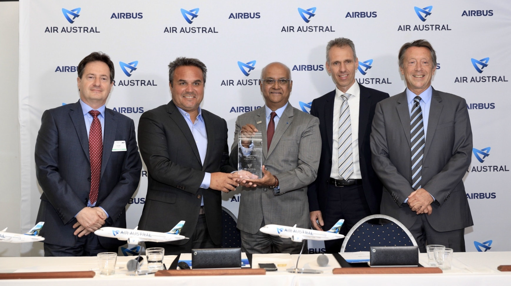Air Austral A220 300 Group 5da48d553fb8f