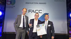 Klaus Richter, Chief Pocurement Officer (l.) and Frank Martin, SVP Aerostructure Procurement (r.) of Airbus presented the 'Airbus Innovation Award' to Robert Machtlinger, CEO of FACC (m.) during the Airbus Supplier Conference.