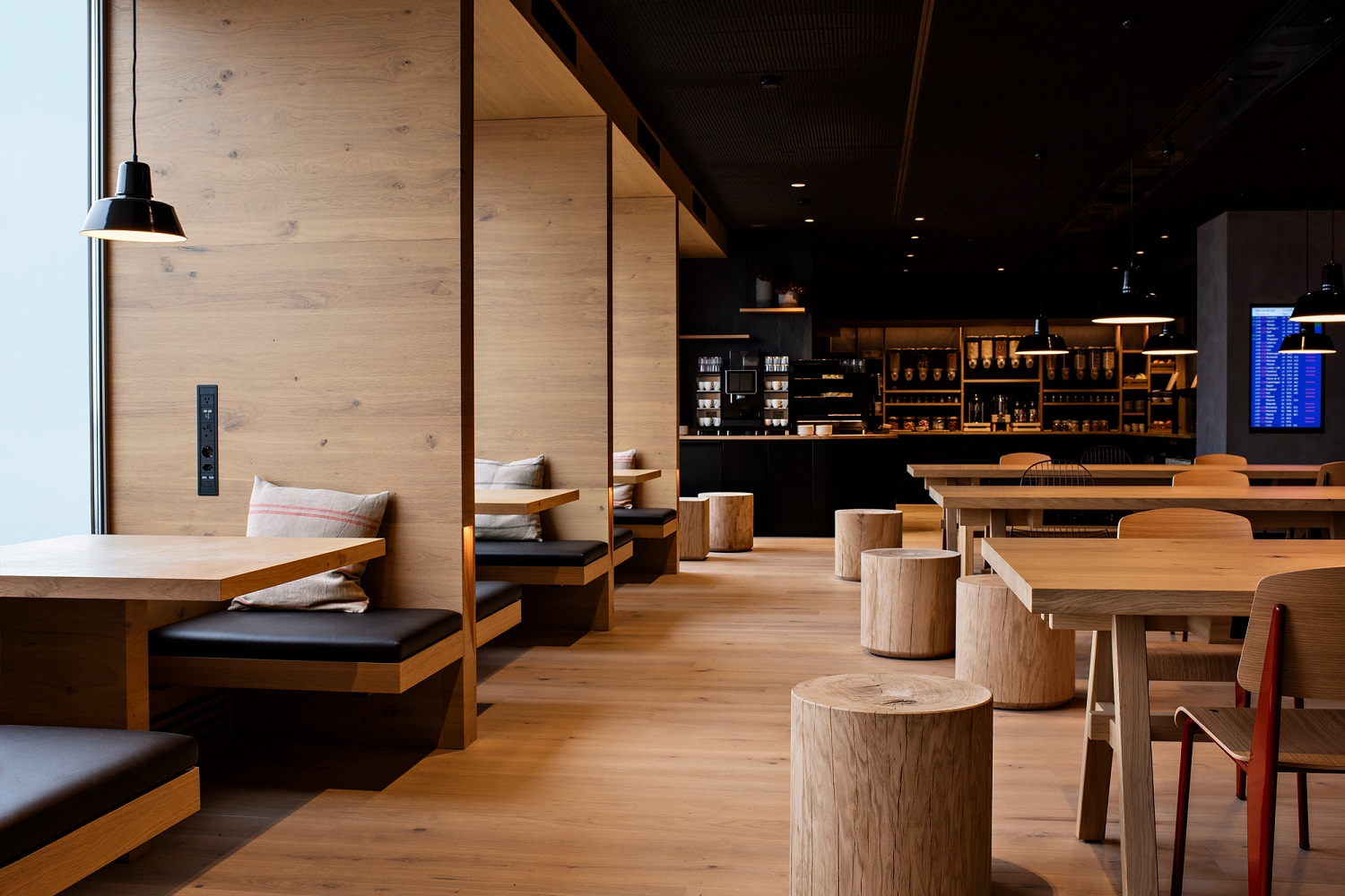 The 500-square-meter Swiss Alpine Lounge occupies the former location of the First Class Lounge in the airport&rsquo;s Terminal A, and can accommodate up to 100 travelers. A