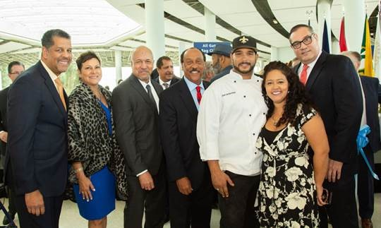 Celebrating the grand opening of The New MSY, pictured from left to right: Ron Gomes, Vice President of Strategic Alliances, HMSHost; Cheri Ausberry, of Kaleidoscope Strategies; Kevin Dolliole, Director of Aviation, Louis Armstrong New Orleans International Airport; Michael Bagneris Chairman, New Orleans Aviation Board; Jordan Ruiz and Alexis Ruiz of The Munch Factory; Michael Price, Vice President of Business Development, HMSHost.