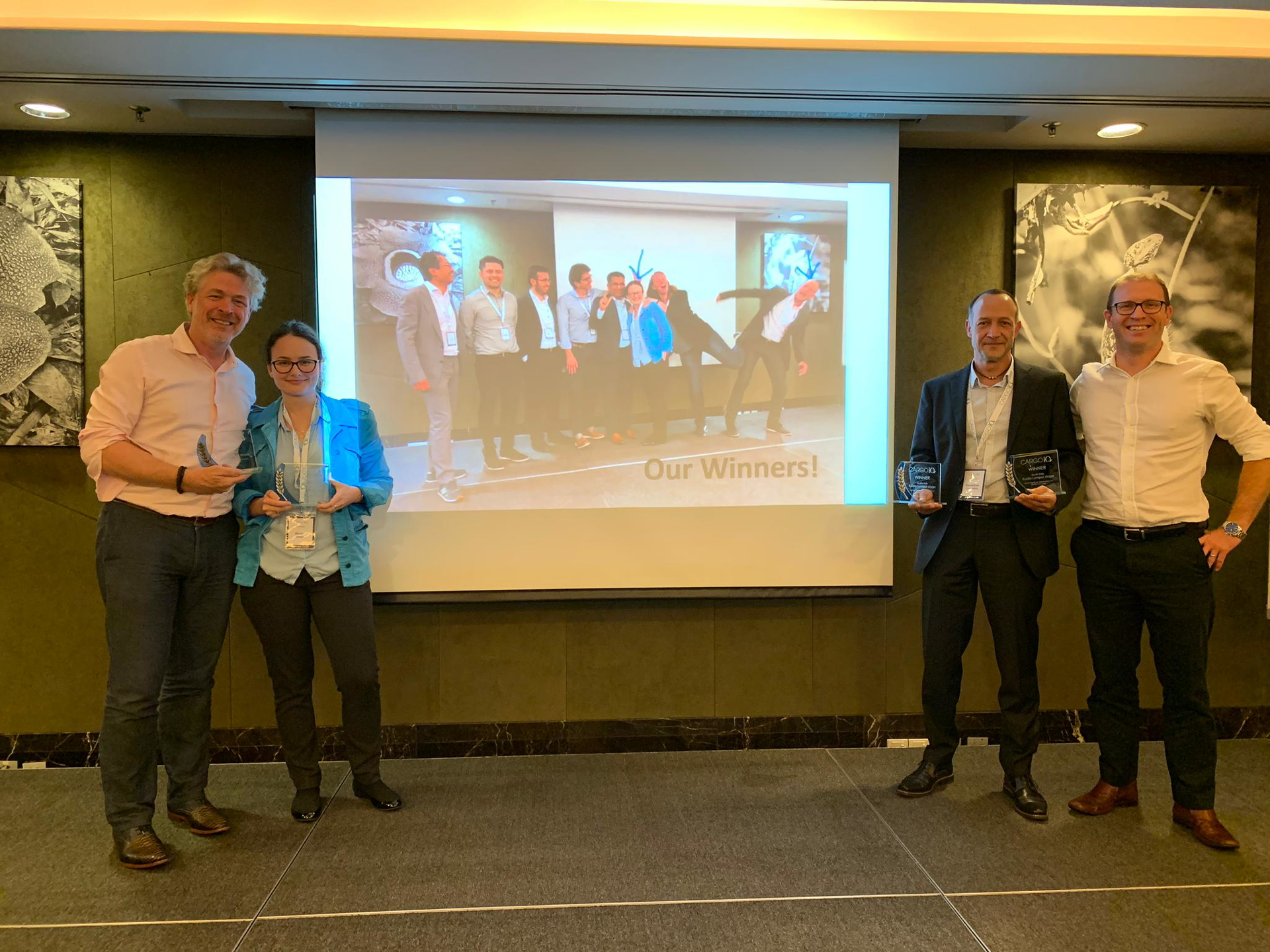 Ariaen Zimmerman (left), Executive Director, Cargo iQ, and Chris Davies (right), Technology and Product Manager, Cargo iQ, with the winners of the Q-Rally challenge