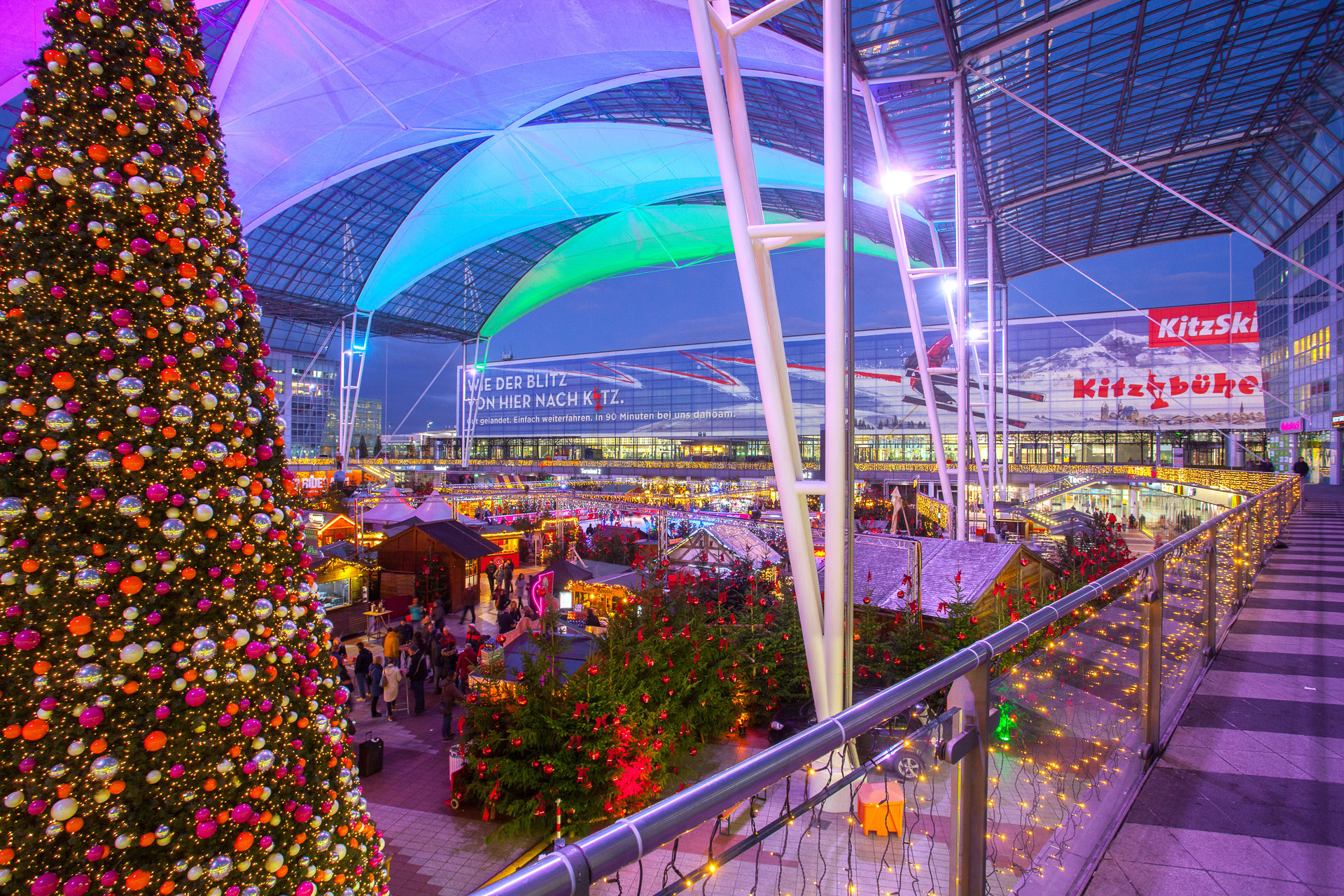 T2 Kitzb&uuml;hel Westfassade Wintermarkt 20191211 (12)