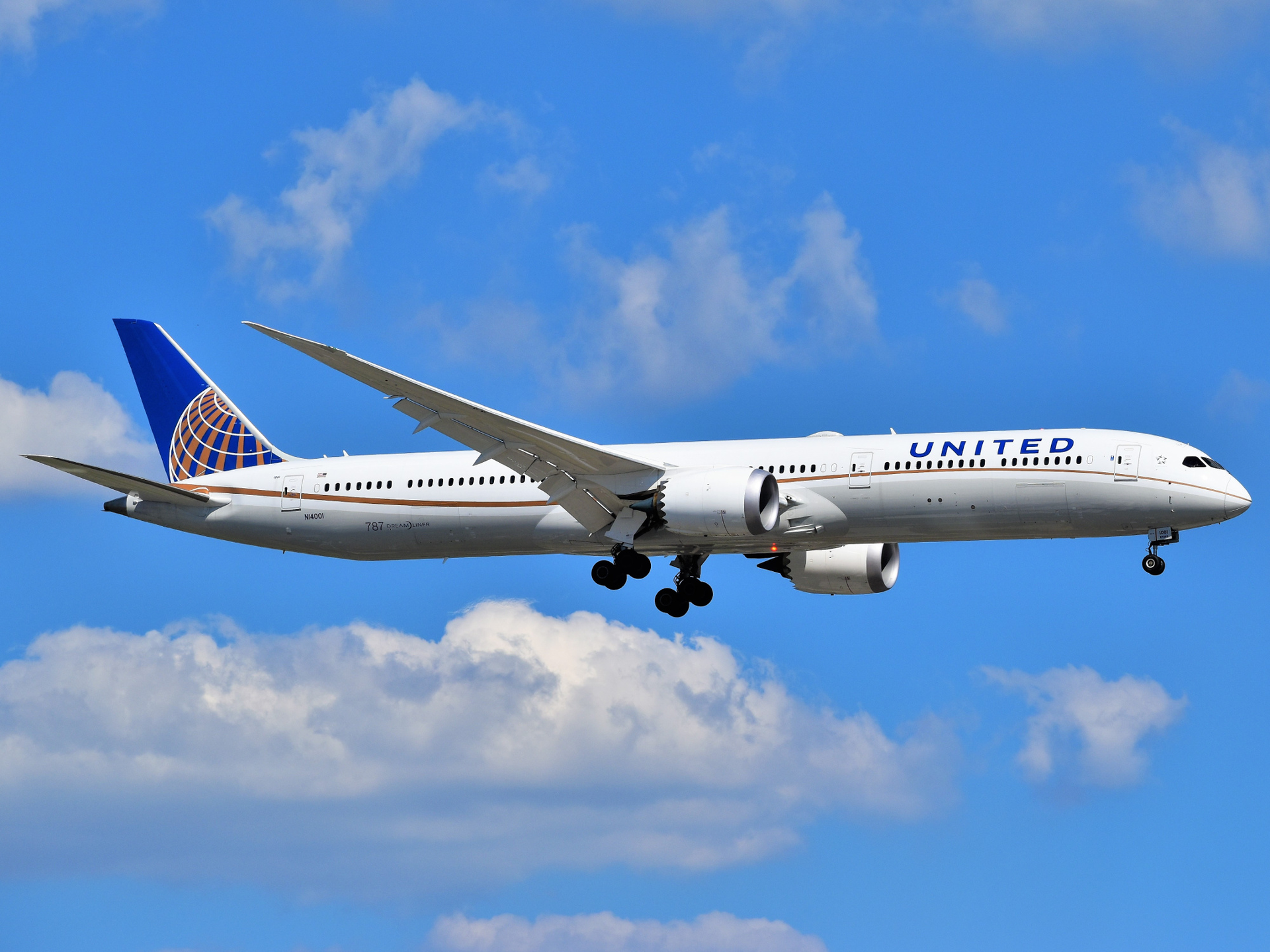 United Airlines Boeing 787 10 Dreamliner N14001 Approaching Newark Liberty International Airport 5eb40f4358c67