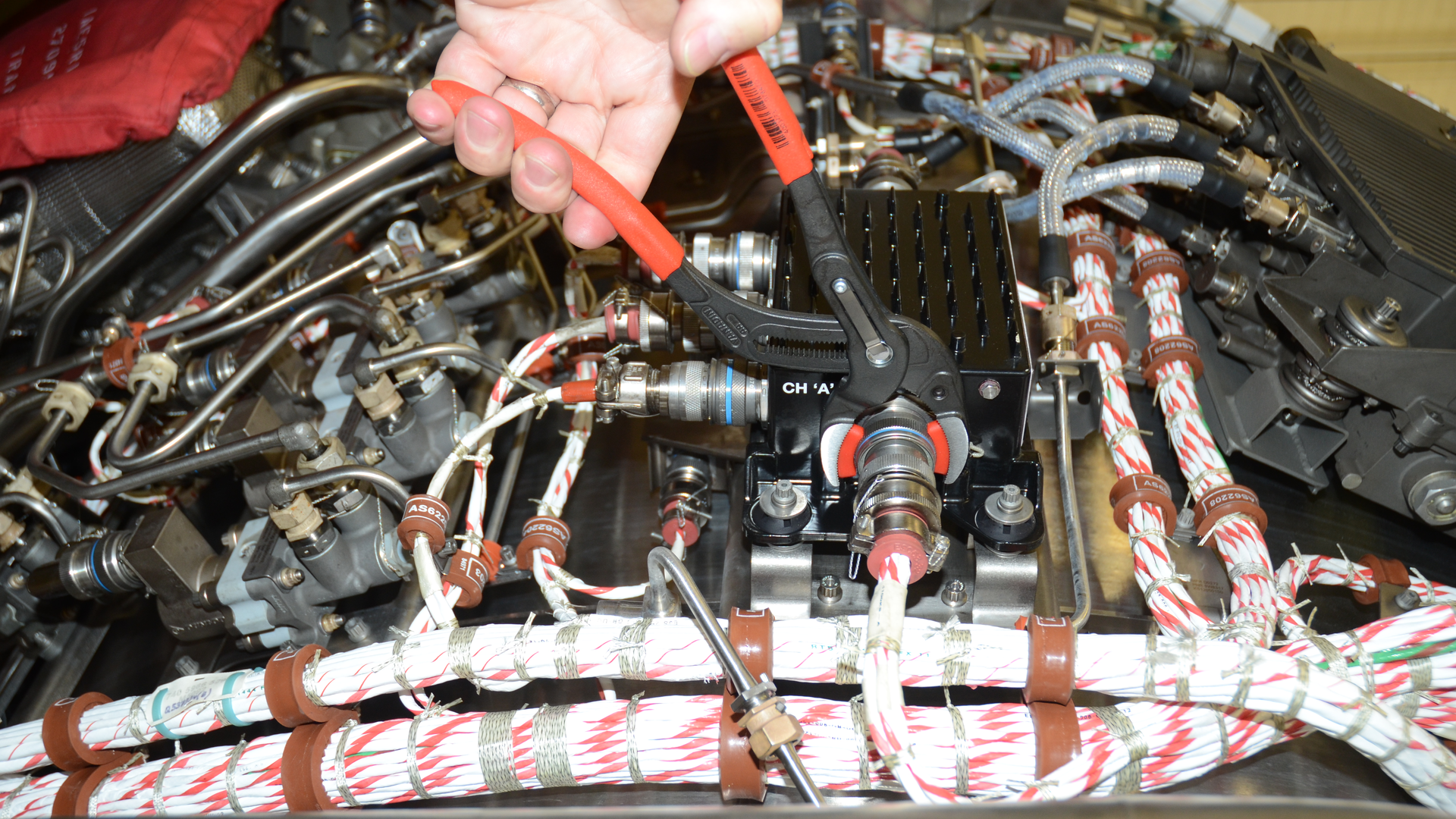 Knipex Pipe Connector Pliers Aviation In Use