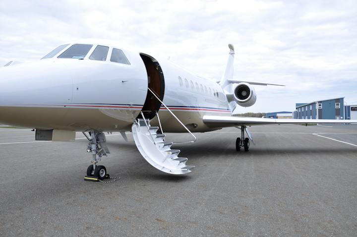 Flying Colours Corp Makes It A Dozen As Reconfigured Falcon 00lxs Delivered To Long Term Client Aviation Pros Flying Colours Corp Makes It A Dozen As Reconfigured Falcon 00lxs Delivered To Long Term Client Aviation Pros