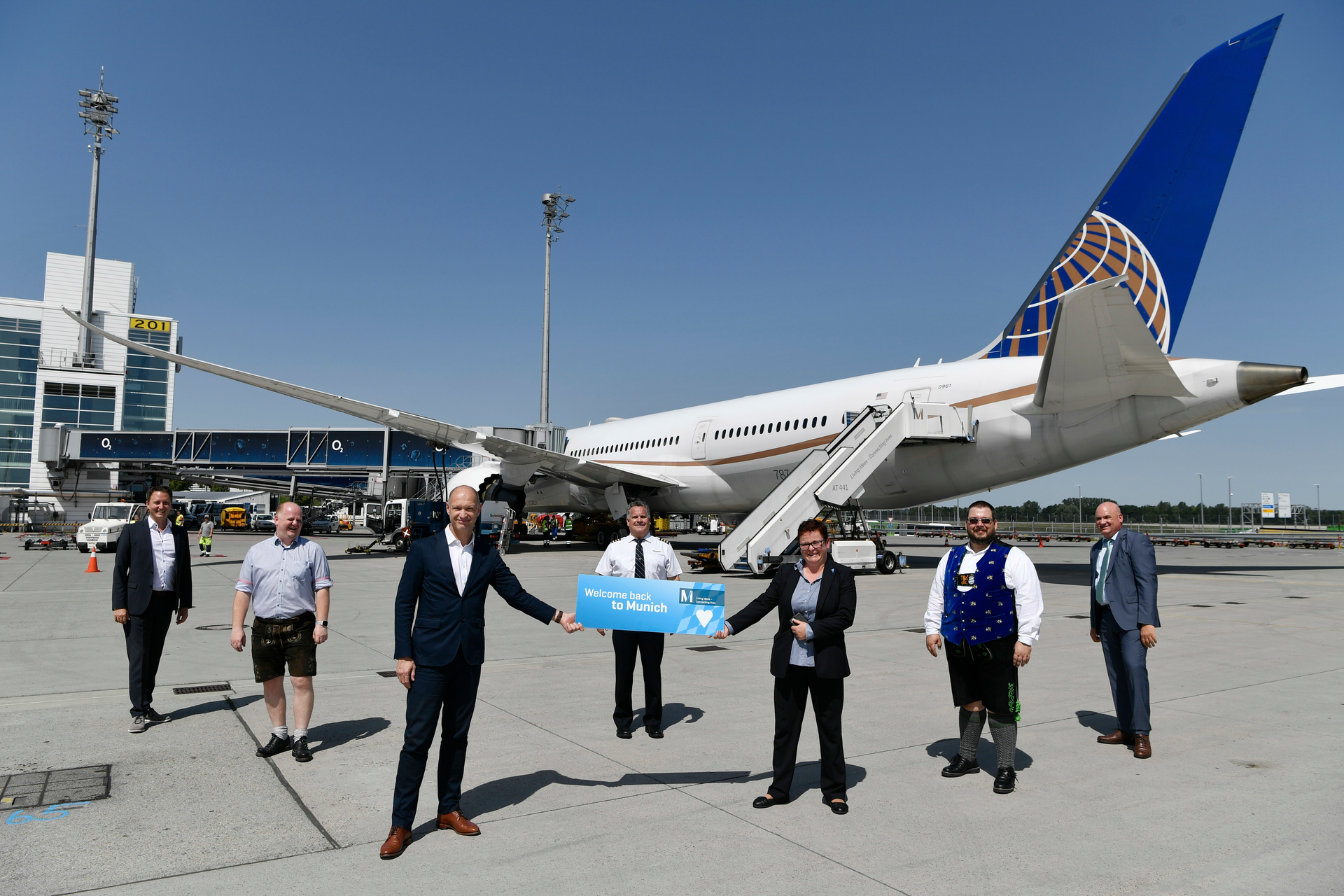 Airport CEO Jost Lammers (left in the front) and the United Station Manager at Munich Airport Ulrike Kraft as well as other representatives of the Airline and the Airport.