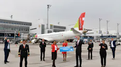 Andreas von Puttkamer (fourth person from the right) as well as other representatives of Munich Airport and members of the crew.
