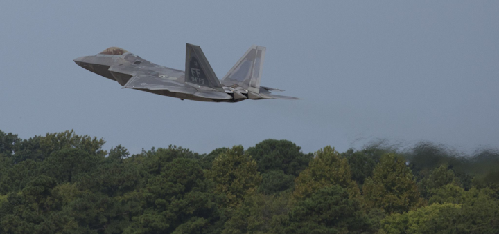 2019年9月4日,周三,一架F-22猛禽战斗机在兰利空军基地起飞后清理跑道。“作为预防措施,我们将f -22和t -38转移到多里安预计路径之外的一个位置,”第一战斗机联队指挥官大卫·洛佩兹上校(Col. David Lopez)说。“我们正在与我们的兰利任务伙伴团队协调,派遣适当的机组人员、维护人员和支持人员,以确保我们飞机的安全和保障。”