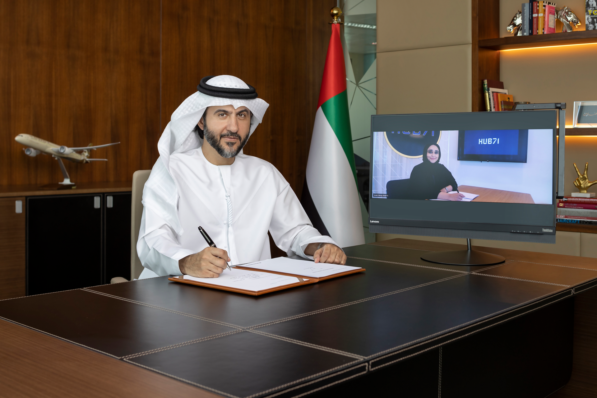 Mohammad Al Bulooki, Etihad Aviation Group Coo And Hanan Al Yafei Hub71 Ceo Sign Mou Lr