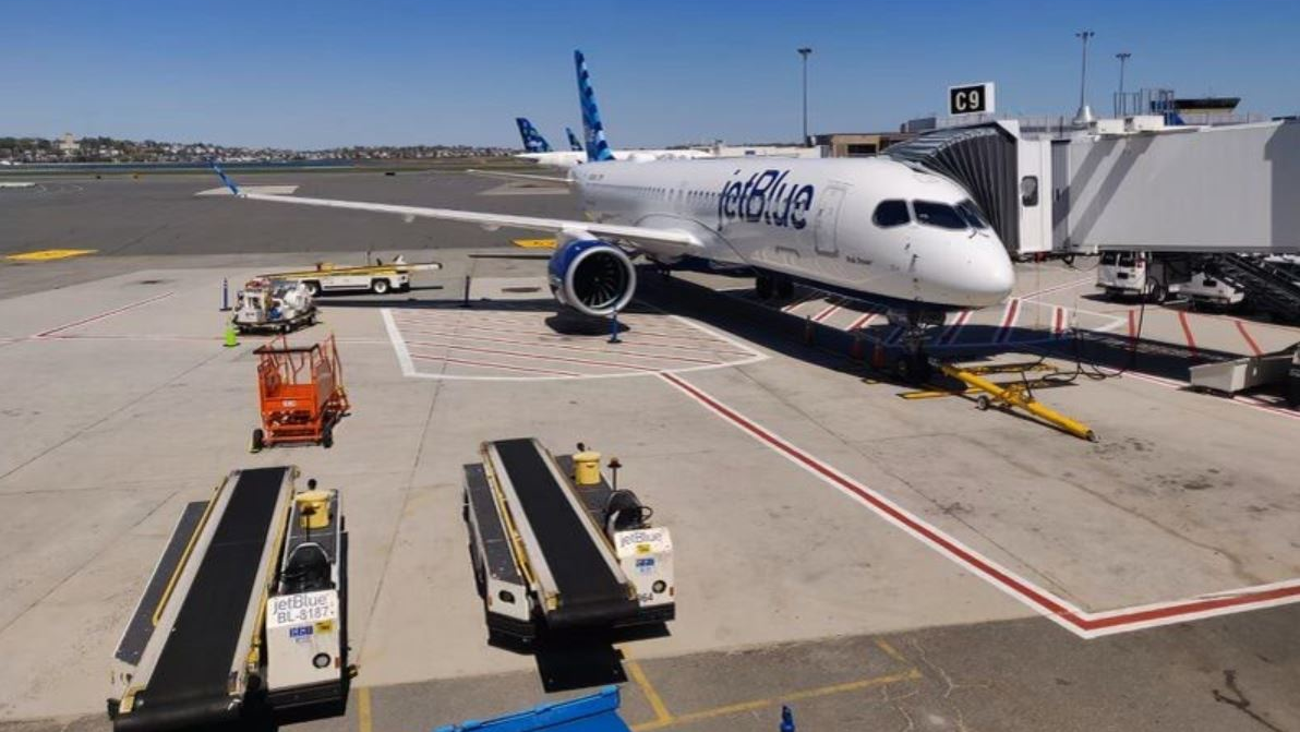 Jet Blue A220 Eis 2021 0426 1